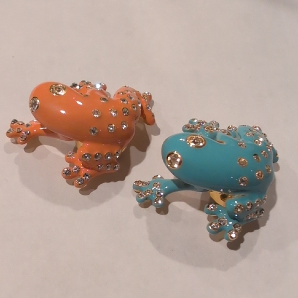 Joan Rivers Magnetic Frog Brooch - Picture 5 of 12